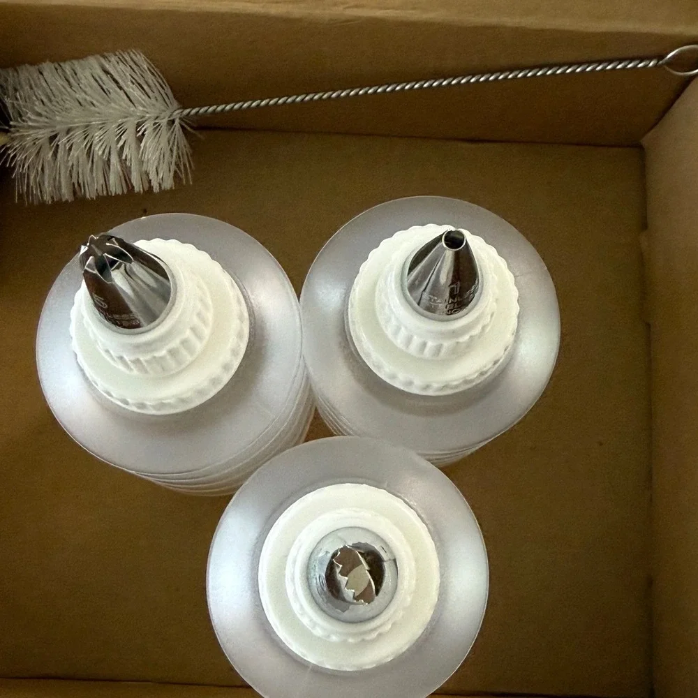 Pampered‎ Chef Decorator Bottle Set 1585 Icing Piping 3 Bottles Tips Brush